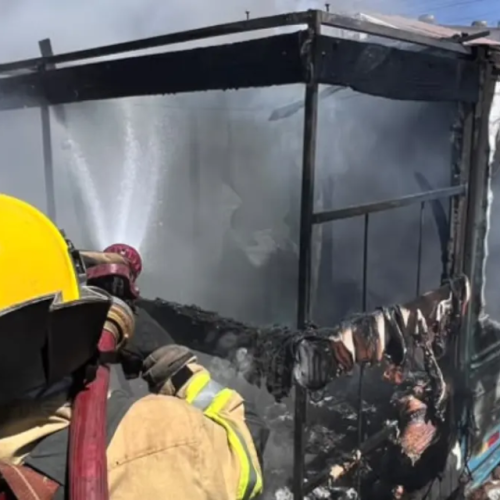 Incêndio destrói trailer usado como moradia por idoso em Rio Verde