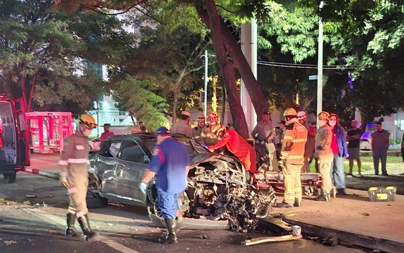 Mulher fica em estado grave após carro capotar no setor Bueno, em Goiânia